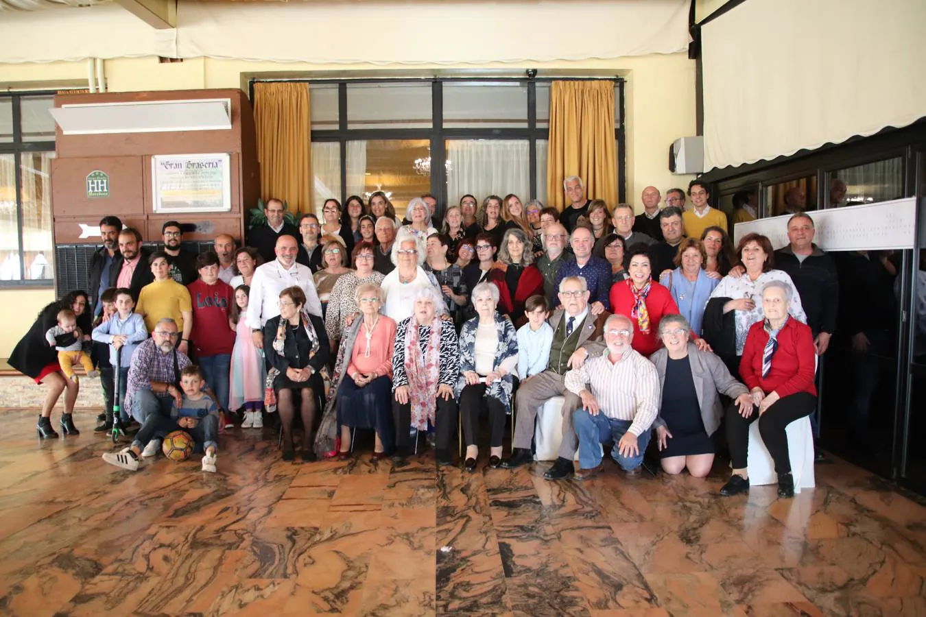 Los 60 miembros de la familia reunidos en una gran foto de grrupo.