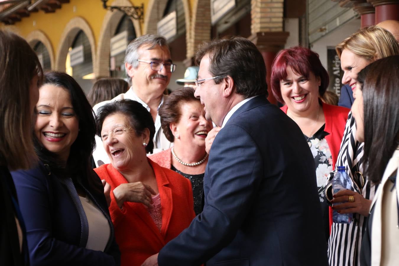 El presidente de la Junta de Extremadura, Guillermo Fernández Vara, ha inaugurado este jueves el XXX Salón del Jamón Ibérico que se celebra hasta el domingo, 12 de mayo, en el recinto ferial de Jerez de los Caballeros. En el acto, también, han intervenido Virginia Borrallo, alcaldesa de Jerez y Lorenzo Molina, diputado del área de Turismo y Tauromaquia de la Diputación de Badajoz. Tras el acto inaugural, las autoridades han visitando los stands de los industriales expositores.