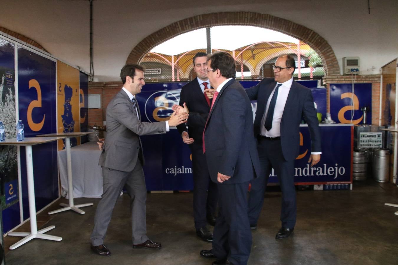 El presidente de la Junta de Extremadura, Guillermo Fernández Vara, ha inaugurado este jueves el XXX Salón del Jamón Ibérico que se celebra hasta el domingo, 12 de mayo, en el recinto ferial de Jerez de los Caballeros. En el acto, también, han intervenido Virginia Borrallo, alcaldesa de Jerez y Lorenzo Molina, diputado del área de Turismo y Tauromaquia de la Diputación de Badajoz. Tras el acto inaugural, las autoridades han visitando los stands de los industriales expositores.
