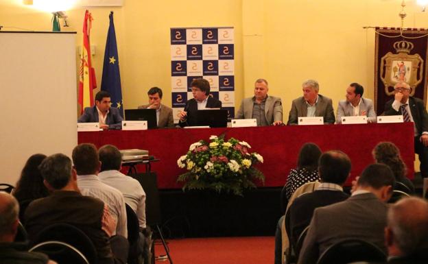 Profesionales del sector en la mesa redonda celebrada ayer en el marco de las Jornadas Técnicas del XXX Salón del Jamón Ibérico.