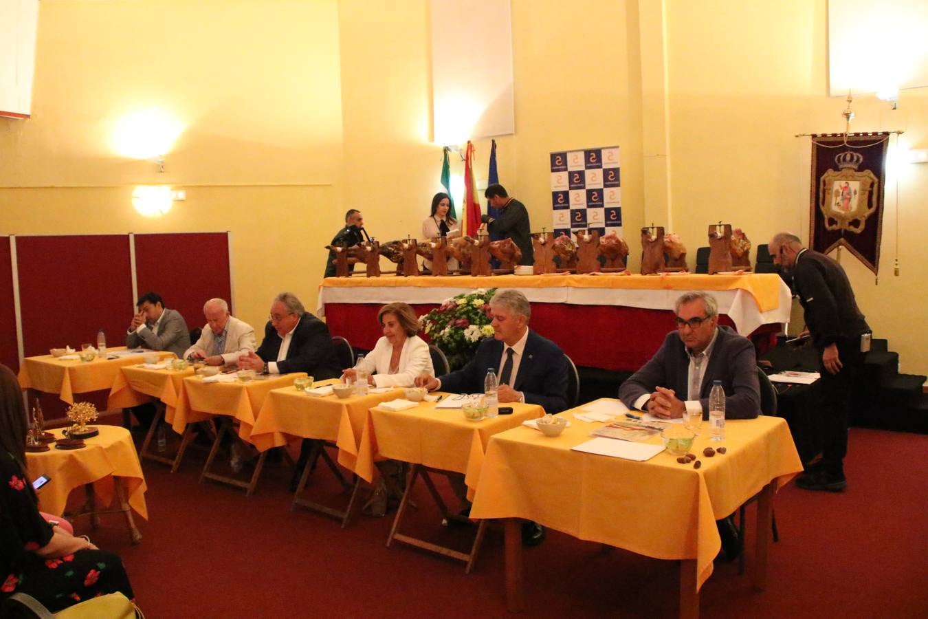 La empresa familiar 'Oro Graso', de Higuera la Real, se ha proclamado ganadora del XXX Concurso 'Jamón de Oro', cuya cata y puntuación se ha celebrado, esta mañana, en el marco del XXX Salón del Jamón Ibérico. El Trofeo 'Jamón de Plata', ha correspondido a 'Embutidos Morato' y el Trofeo 'Jamón de Bronce' a 'Victoriano Contreras Barragán Hermanos'.