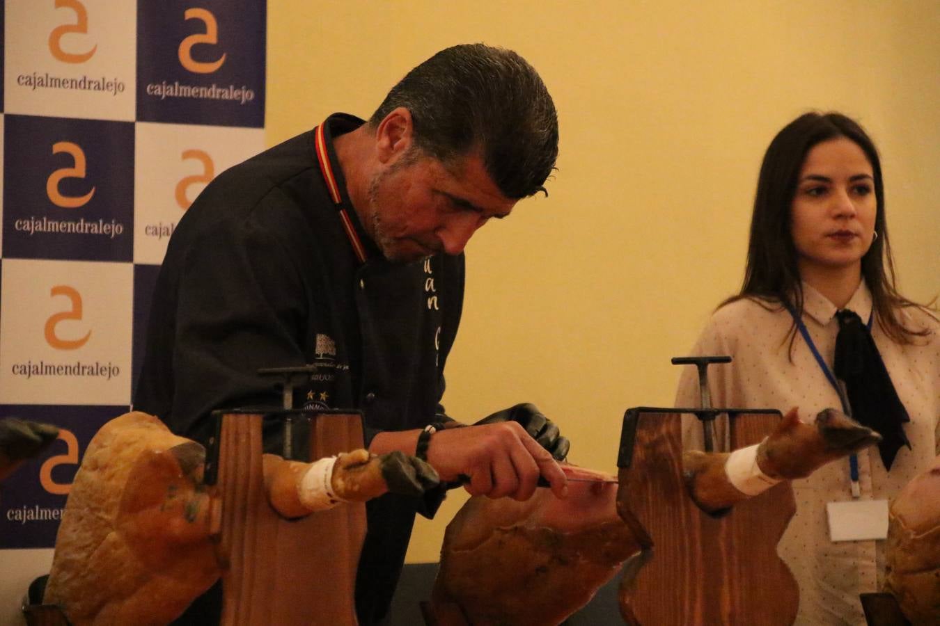 La empresa familiar 'Oro Graso', de Higuera la Real, se ha proclamado ganadora del XXX Concurso 'Jamón de Oro', cuya cata y puntuación se ha celebrado, esta mañana, en el marco del XXX Salón del Jamón Ibérico. El Trofeo 'Jamón de Plata', ha correspondido a 'Embutidos Morato' y el Trofeo 'Jamón de Bronce' a 'Victoriano Contreras Barragán Hermanos'.