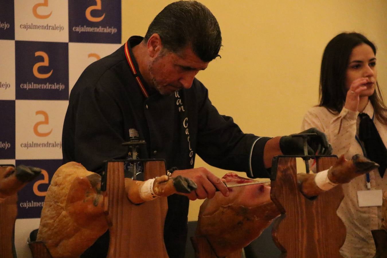 La empresa familiar 'Oro Graso', de Higuera la Real, se ha proclamado ganadora del XXX Concurso 'Jamón de Oro', cuya cata y puntuación se ha celebrado, esta mañana, en el marco del XXX Salón del Jamón Ibérico. El Trofeo 'Jamón de Plata', ha correspondido a 'Embutidos Morato' y el Trofeo 'Jamón de Bronce' a 'Victoriano Contreras Barragán Hermanos'.