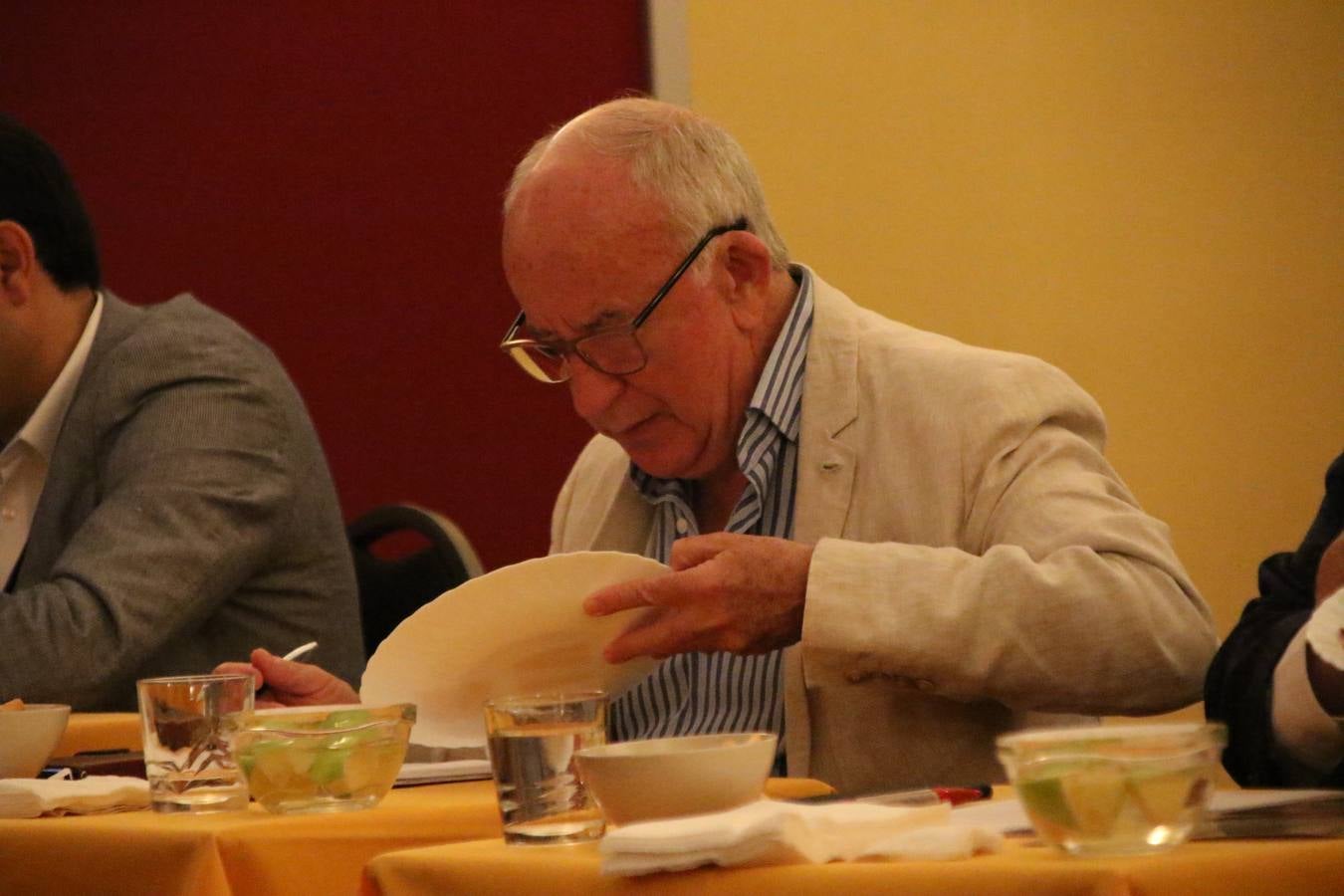 La empresa familiar 'Oro Graso', de Higuera la Real, se ha proclamado ganadora del XXX Concurso 'Jamón de Oro', cuya cata y puntuación se ha celebrado, esta mañana, en el marco del XXX Salón del Jamón Ibérico. El Trofeo 'Jamón de Plata', ha correspondido a 'Embutidos Morato' y el Trofeo 'Jamón de Bronce' a 'Victoriano Contreras Barragán Hermanos'.