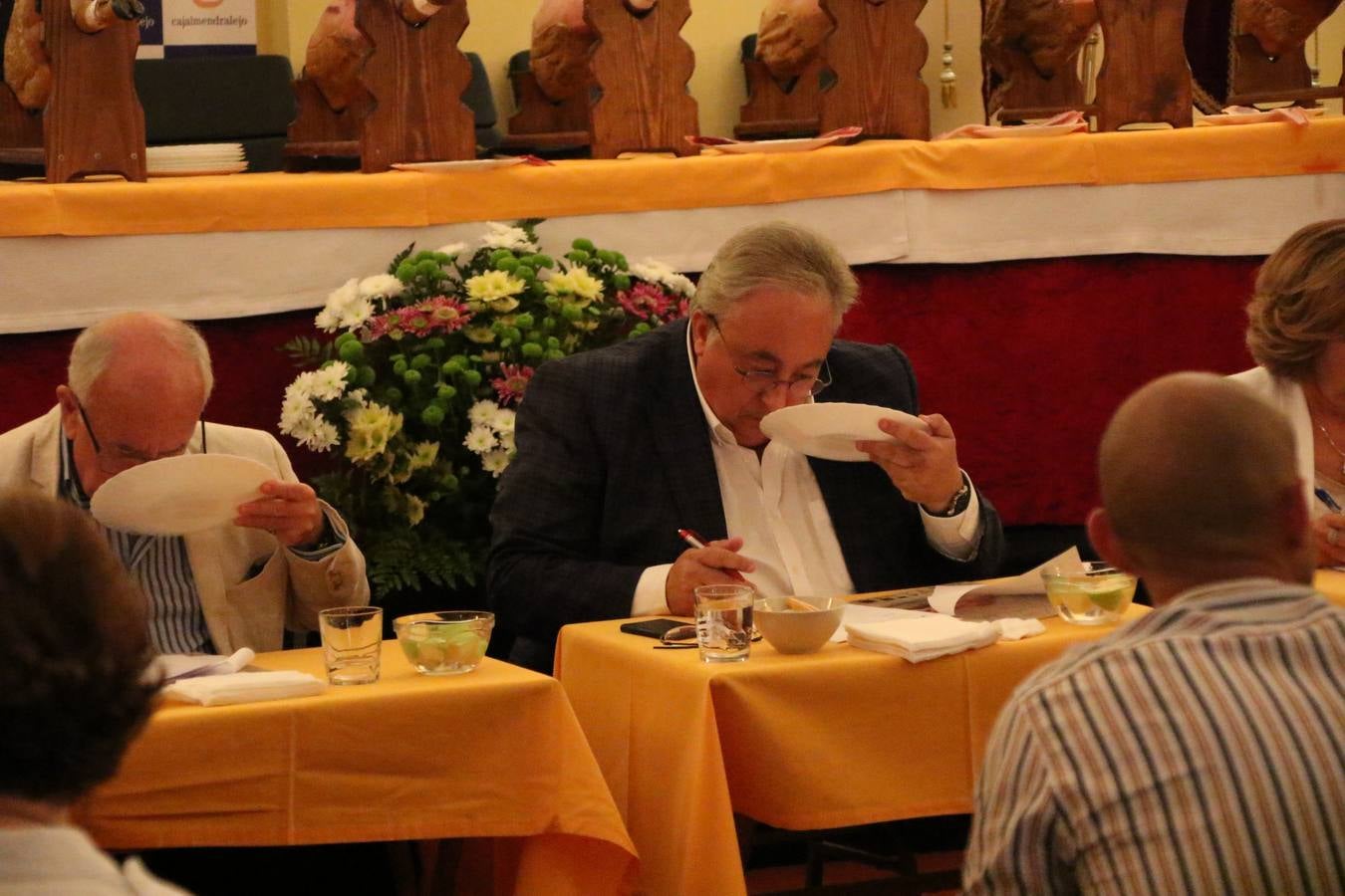 La empresa familiar 'Oro Graso', de Higuera la Real, se ha proclamado ganadora del XXX Concurso 'Jamón de Oro', cuya cata y puntuación se ha celebrado, esta mañana, en el marco del XXX Salón del Jamón Ibérico. El Trofeo 'Jamón de Plata', ha correspondido a 'Embutidos Morato' y el Trofeo 'Jamón de Bronce' a 'Victoriano Contreras Barragán Hermanos'.
