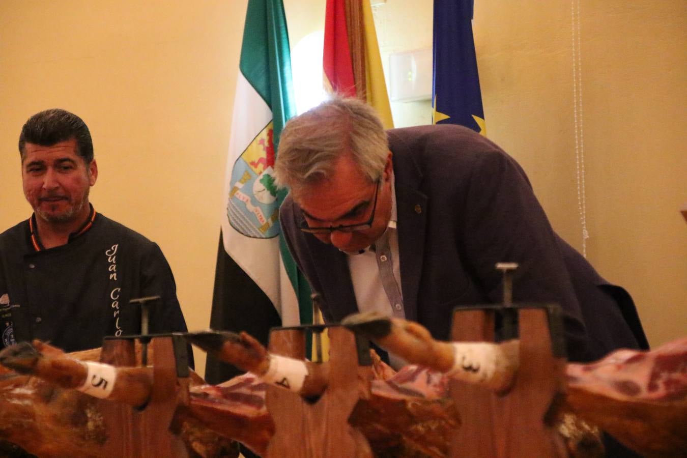 La empresa familiar 'Oro Graso', de Higuera la Real, se ha proclamado ganadora del XXX Concurso 'Jamón de Oro', cuya cata y puntuación se ha celebrado, esta mañana, en el marco del XXX Salón del Jamón Ibérico. El Trofeo 'Jamón de Plata', ha correspondido a 'Embutidos Morato' y el Trofeo 'Jamón de Bronce' a 'Victoriano Contreras Barragán Hermanos'.