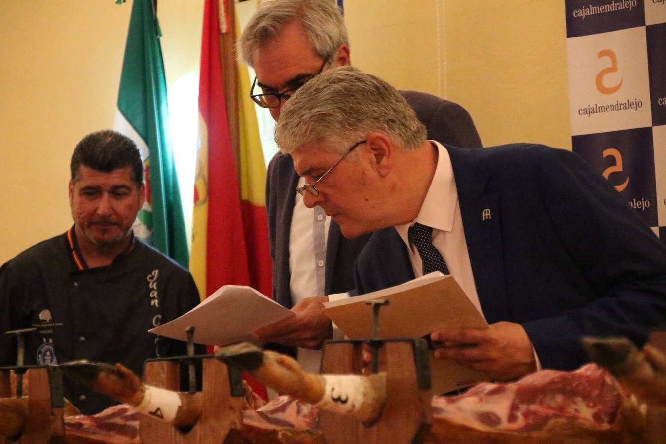 La empresa familiar 'Oro Graso', de Higuera la Real, se ha proclamado ganadora del XXX Concurso 'Jamón de Oro', cuya cata y puntuación se ha celebrado, esta mañana, en el marco del XXX Salón del Jamón Ibérico. El Trofeo 'Jamón de Plata', ha correspondido a 'Embutidos Morato' y el Trofeo 'Jamón de Bronce' a 'Victoriano Contreras Barragán Hermanos'.