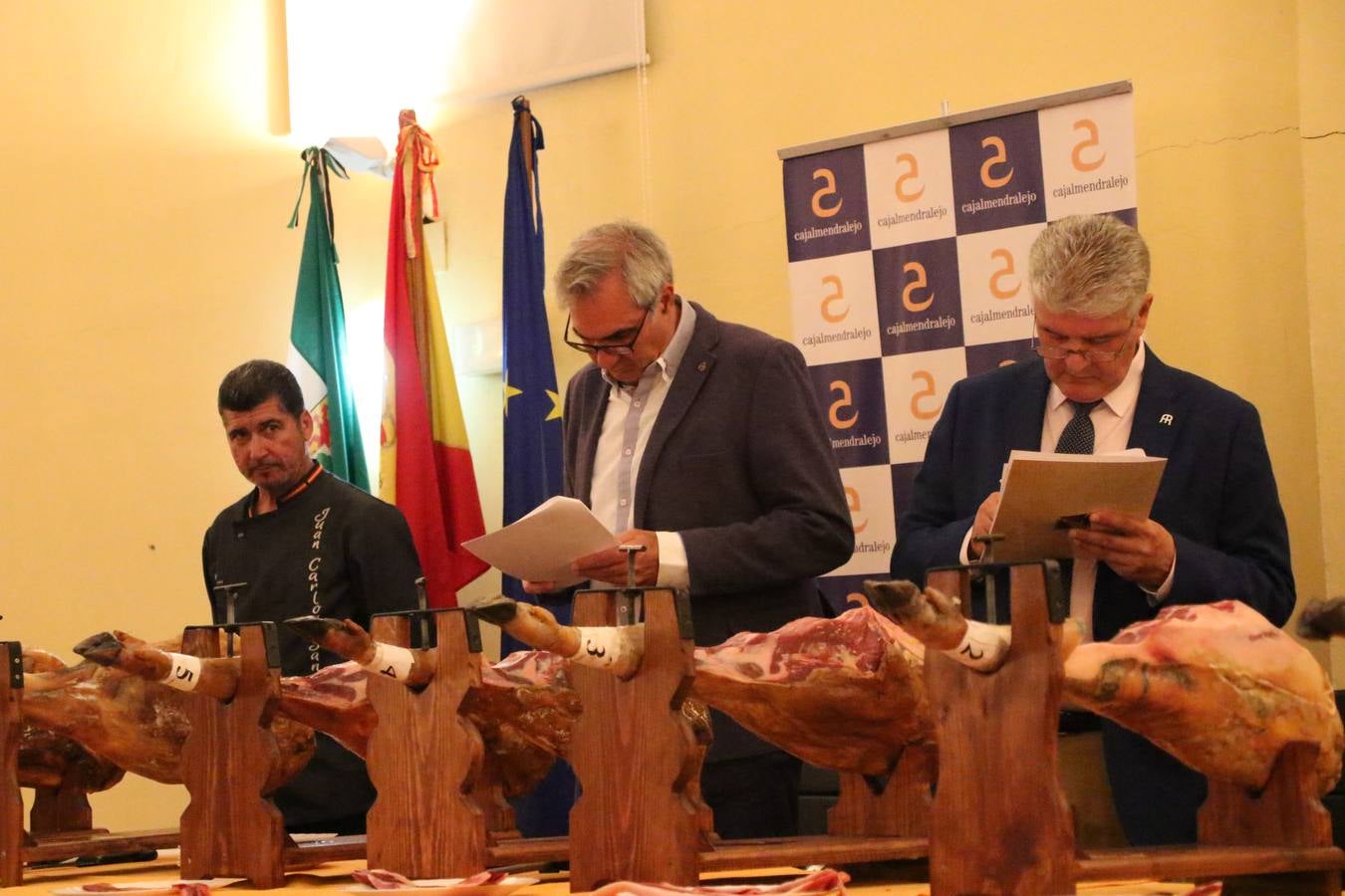 La empresa familiar 'Oro Graso', de Higuera la Real, se ha proclamado ganadora del XXX Concurso 'Jamón de Oro', cuya cata y puntuación se ha celebrado, esta mañana, en el marco del XXX Salón del Jamón Ibérico. El Trofeo 'Jamón de Plata', ha correspondido a 'Embutidos Morato' y el Trofeo 'Jamón de Bronce' a 'Victoriano Contreras Barragán Hermanos'.