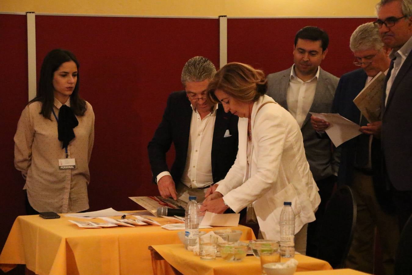 La empresa familiar 'Oro Graso', de Higuera la Real, se ha proclamado ganadora del XXX Concurso 'Jamón de Oro', cuya cata y puntuación se ha celebrado, esta mañana, en el marco del XXX Salón del Jamón Ibérico. El Trofeo 'Jamón de Plata', ha correspondido a 'Embutidos Morato' y el Trofeo 'Jamón de Bronce' a 'Victoriano Contreras Barragán Hermanos'.