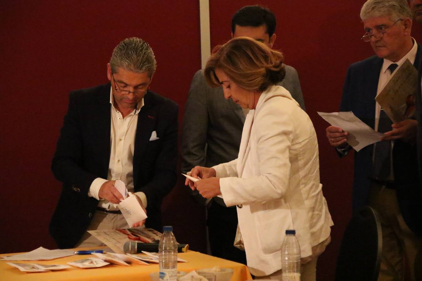 La empresa familiar 'Oro Graso', de Higuera la Real, se ha proclamado ganadora del XXX Concurso 'Jamón de Oro', cuya cata y puntuación se ha celebrado, esta mañana, en el marco del XXX Salón del Jamón Ibérico. El Trofeo 'Jamón de Plata', ha correspondido a 'Embutidos Morato' y el Trofeo 'Jamón de Bronce' a 'Victoriano Contreras Barragán Hermanos'.