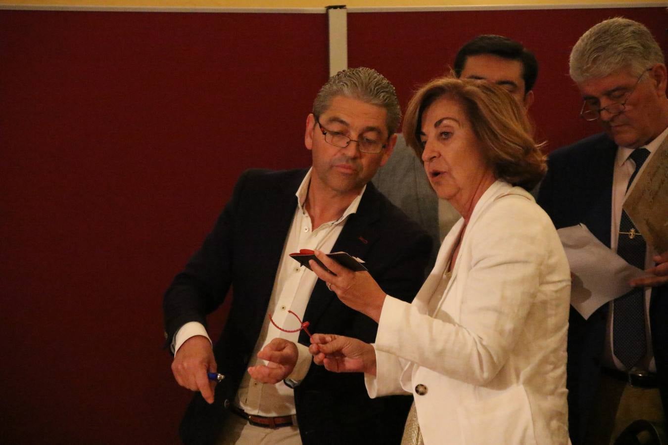 La empresa familiar 'Oro Graso', de Higuera la Real, se ha proclamado ganadora del XXX Concurso 'Jamón de Oro', cuya cata y puntuación se ha celebrado, esta mañana, en el marco del XXX Salón del Jamón Ibérico. El Trofeo 'Jamón de Plata', ha correspondido a 'Embutidos Morato' y el Trofeo 'Jamón de Bronce' a 'Victoriano Contreras Barragán Hermanos'.