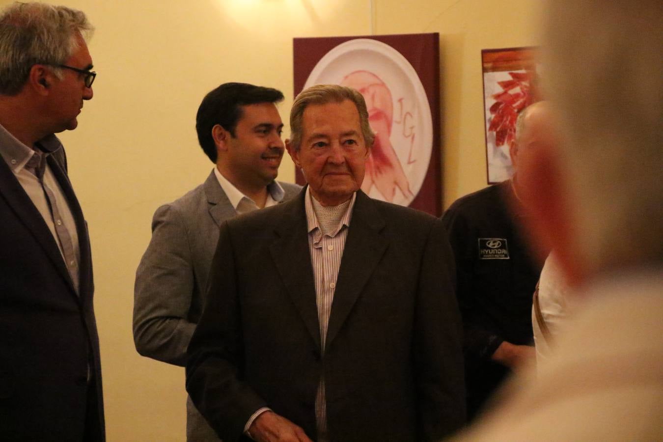 La empresa familiar 'Oro Graso', de Higuera la Real, se ha proclamado ganadora del XXX Concurso 'Jamón de Oro', cuya cata y puntuación se ha celebrado, esta mañana, en el marco del XXX Salón del Jamón Ibérico. El Trofeo 'Jamón de Plata', ha correspondido a 'Embutidos Morato' y el Trofeo 'Jamón de Bronce' a 'Victoriano Contreras Barragán Hermanos'.