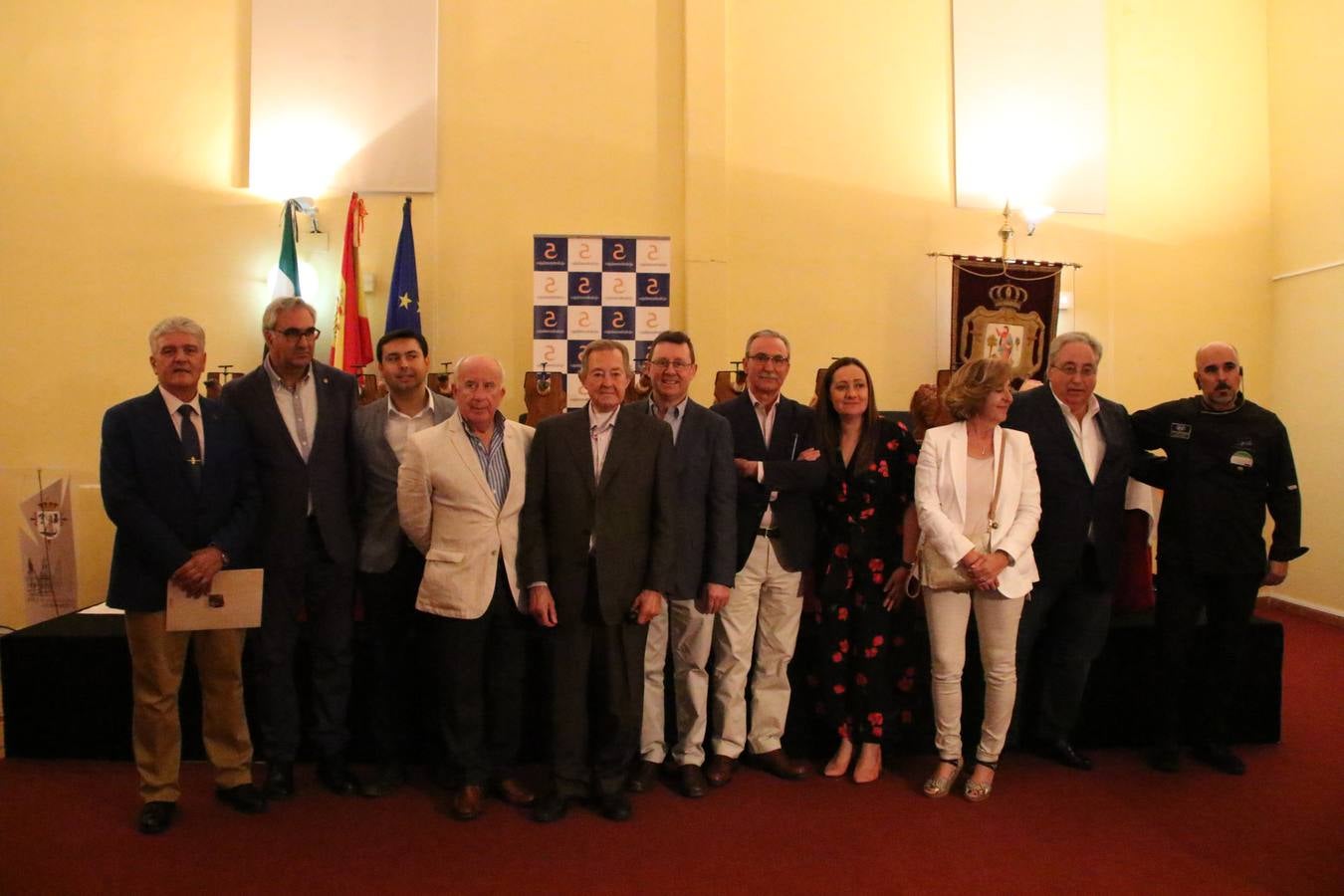 La empresa familiar 'Oro Graso', de Higuera la Real, se ha proclamado ganadora del XXX Concurso 'Jamón de Oro', cuya cata y puntuación se ha celebrado, esta mañana, en el marco del XXX Salón del Jamón Ibérico. El Trofeo 'Jamón de Plata', ha correspondido a 'Embutidos Morato' y el Trofeo 'Jamón de Bronce' a 'Victoriano Contreras Barragán Hermanos'.
