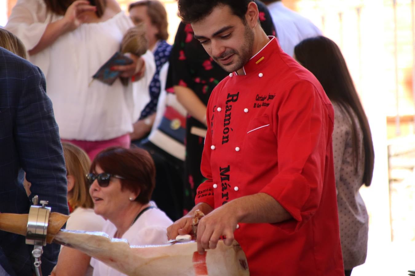 La plaza del recinto ferial de Jerez, escenario del XXX Salón del Jamón Ibérico, se ha llenado, esta mañana, de la excelencia de algunos de los productos más representativos de la gastronomía extremeña, entre ellos el manjar de la dehesa, con la celebración de las I Jornadas enogastronómicas, al frente de cuyo desarrollo ha estado el chef jerezano, Tomás Carbonero.