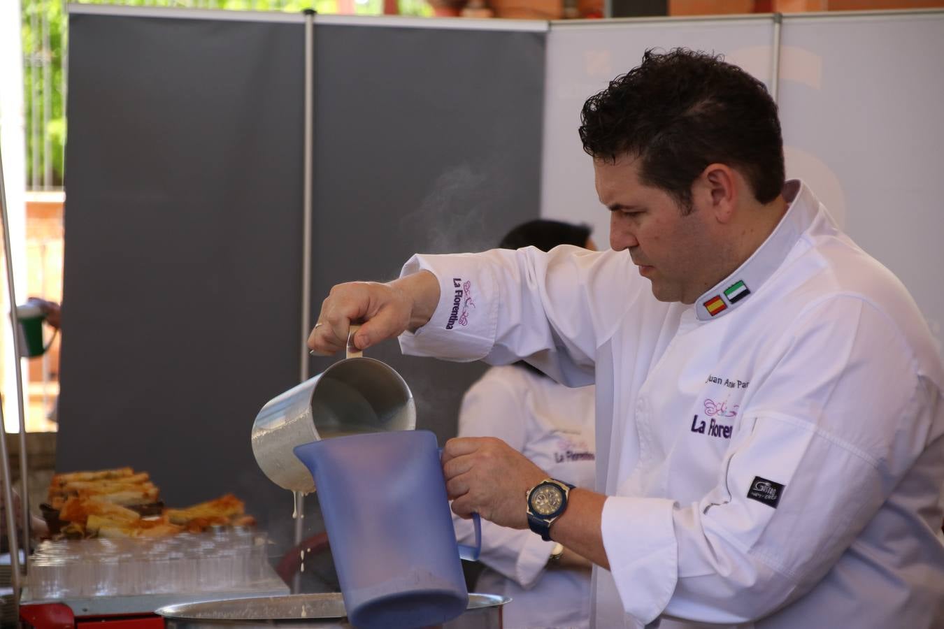 La plaza del recinto ferial de Jerez, escenario del XXX Salón del Jamón Ibérico, se ha llenado, esta mañana, de la excelencia de algunos de los productos más representativos de la gastronomía extremeña, entre ellos el manjar de la dehesa, con la celebración de las I Jornadas enogastronómicas, al frente de cuyo desarrollo ha estado el chef jerezano, Tomás Carbonero.