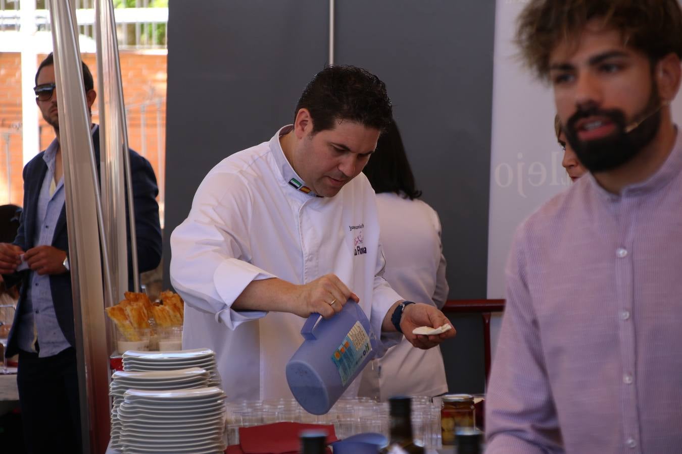 La plaza del recinto ferial de Jerez, escenario del XXX Salón del Jamón Ibérico, se ha llenado, esta mañana, de la excelencia de algunos de los productos más representativos de la gastronomía extremeña, entre ellos el manjar de la dehesa, con la celebración de las I Jornadas enogastronómicas, al frente de cuyo desarrollo ha estado el chef jerezano, Tomás Carbonero.