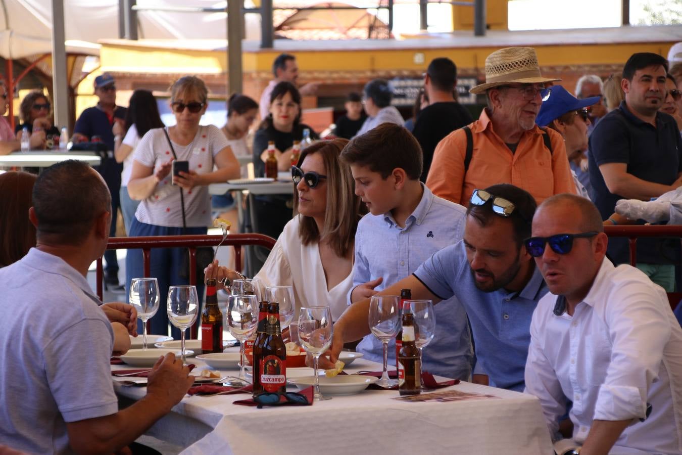 La plaza del recinto ferial de Jerez, escenario del XXX Salón del Jamón Ibérico, se ha llenado, esta mañana, de la excelencia de algunos de los productos más representativos de la gastronomía extremeña, entre ellos el manjar de la dehesa, con la celebración de las I Jornadas enogastronómicas, al frente de cuyo desarrollo ha estado el chef jerezano, Tomás Carbonero.