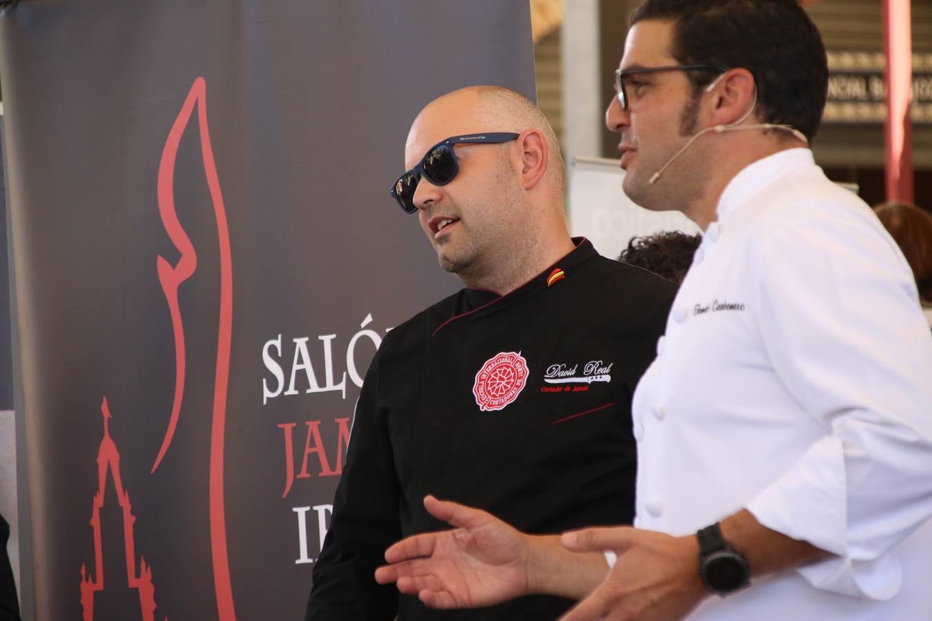La plaza del recinto ferial de Jerez, escenario del XXX Salón del Jamón Ibérico, se ha llenado, esta mañana, de la excelencia de algunos de los productos más representativos de la gastronomía extremeña, entre ellos el manjar de la dehesa, con la celebración de las I Jornadas enogastronómicas, al frente de cuyo desarrollo ha estado el chef jerezano, Tomás Carbonero.