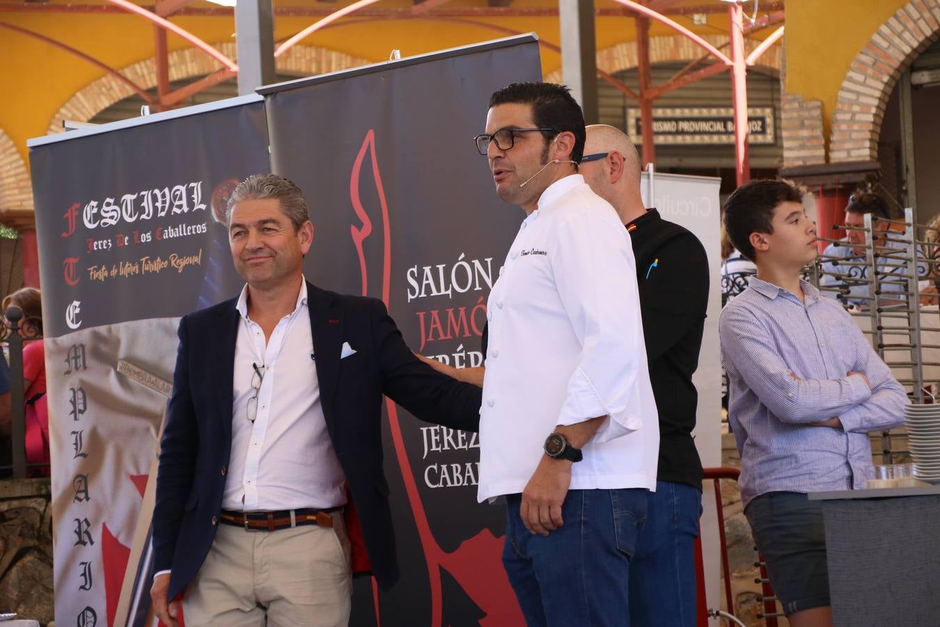 La plaza del recinto ferial de Jerez, escenario del XXX Salón del Jamón Ibérico, se ha llenado, esta mañana, de la excelencia de algunos de los productos más representativos de la gastronomía extremeña, entre ellos el manjar de la dehesa, con la celebración de las I Jornadas enogastronómicas, al frente de cuyo desarrollo ha estado el chef jerezano, Tomás Carbonero.