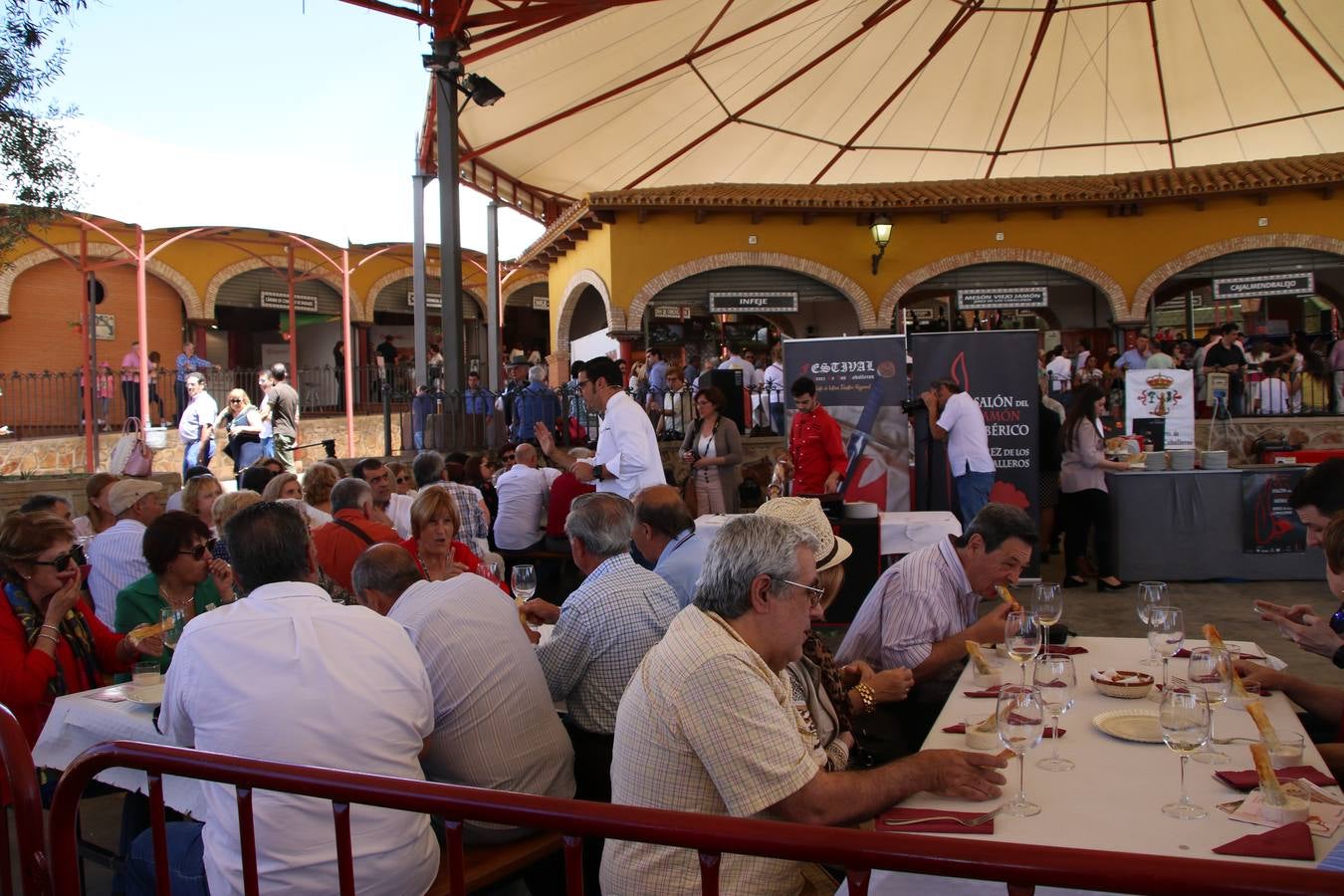 La plaza del recinto ferial de Jerez, escenario del XXX Salón del Jamón Ibérico, se ha llenado, esta mañana, de la excelencia de algunos de los productos más representativos de la gastronomía extremeña, entre ellos el manjar de la dehesa, con la celebración de las I Jornadas enogastronómicas, al frente de cuyo desarrollo ha estado el chef jerezano, Tomás Carbonero.