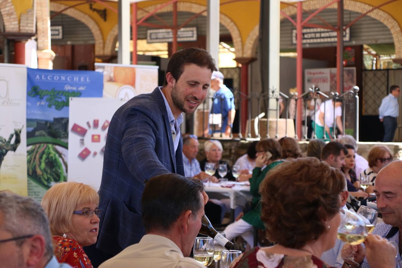 La plaza del recinto ferial de Jerez, escenario del XXX Salón del Jamón Ibérico, se ha llenado, esta mañana, de la excelencia de algunos de los productos más representativos de la gastronomía extremeña, entre ellos el manjar de la dehesa, con la celebración de las I Jornadas enogastronómicas, al frente de cuyo desarrollo ha estado el chef jerezano, Tomás Carbonero.