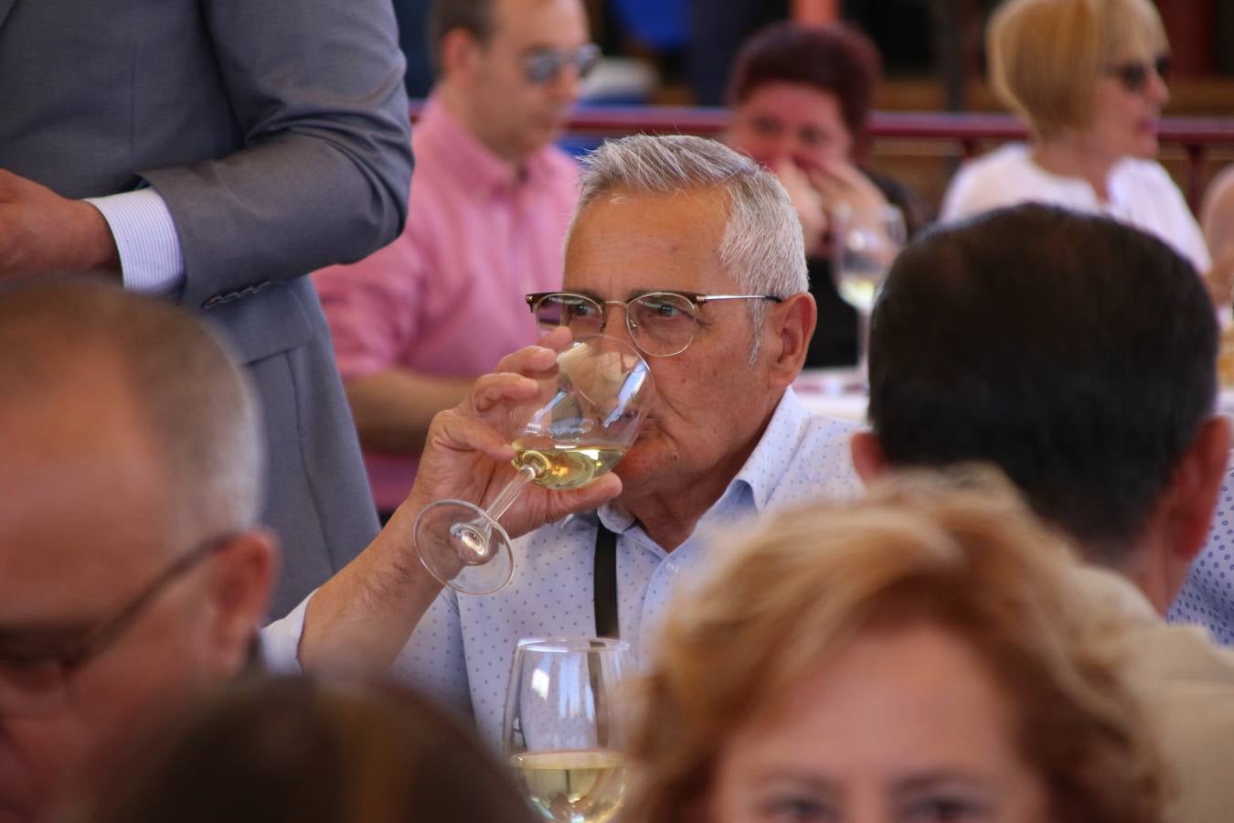La plaza del recinto ferial de Jerez, escenario del XXX Salón del Jamón Ibérico, se ha llenado, esta mañana, de la excelencia de algunos de los productos más representativos de la gastronomía extremeña, entre ellos el manjar de la dehesa, con la celebración de las I Jornadas enogastronómicas, al frente de cuyo desarrollo ha estado el chef jerezano, Tomás Carbonero.