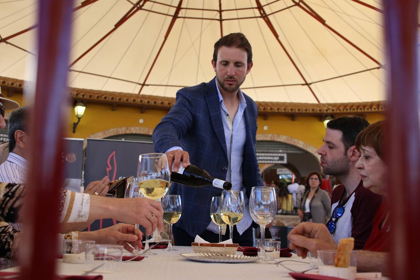 La plaza del recinto ferial de Jerez, escenario del XXX Salón del Jamón Ibérico, se ha llenado, esta mañana, de la excelencia de algunos de los productos más representativos de la gastronomía extremeña, entre ellos el manjar de la dehesa, con la celebración de las I Jornadas enogastronómicas, al frente de cuyo desarrollo ha estado el chef jerezano, Tomás Carbonero.