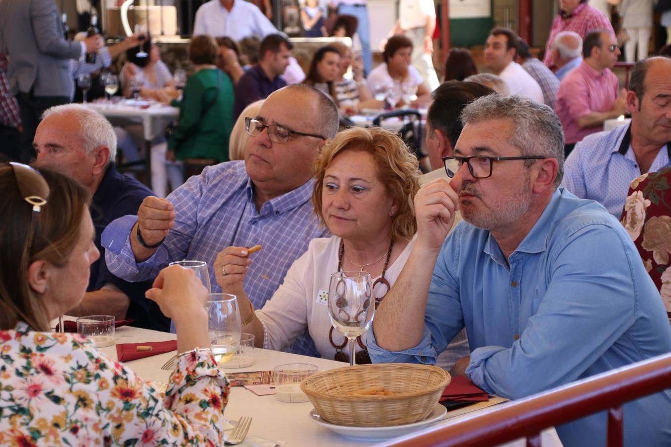 La plaza del recinto ferial de Jerez, escenario del XXX Salón del Jamón Ibérico, se ha llenado, esta mañana, de la excelencia de algunos de los productos más representativos de la gastronomía extremeña, entre ellos el manjar de la dehesa, con la celebración de las I Jornadas enogastronómicas, al frente de cuyo desarrollo ha estado el chef jerezano, Tomás Carbonero.