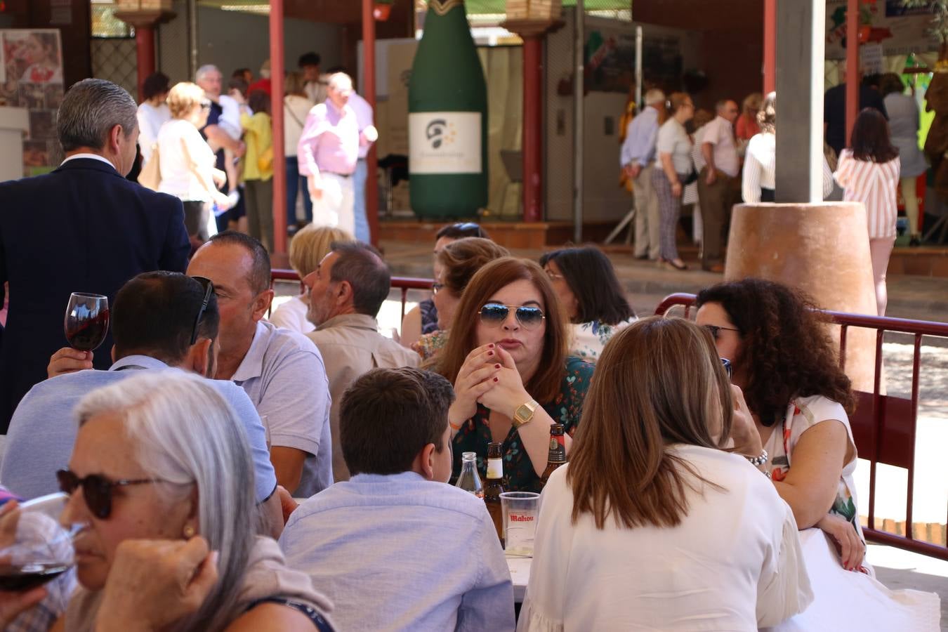 La plaza del recinto ferial de Jerez, escenario del XXX Salón del Jamón Ibérico, se ha llenado, esta mañana, de la excelencia de algunos de los productos más representativos de la gastronomía extremeña, entre ellos el manjar de la dehesa, con la celebración de las I Jornadas enogastronómicas, al frente de cuyo desarrollo ha estado el chef jerezano, Tomás Carbonero.