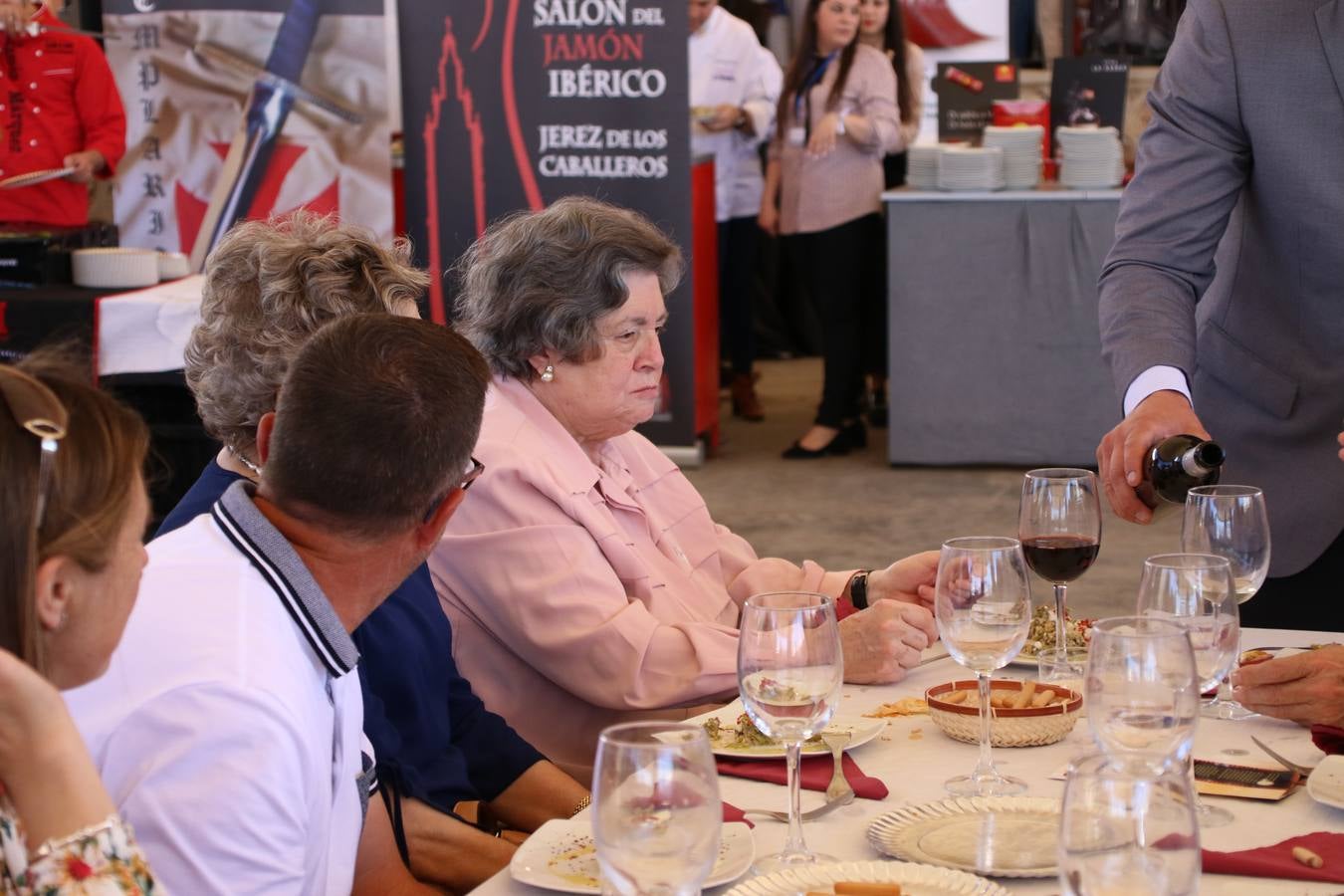 La plaza del recinto ferial de Jerez, escenario del XXX Salón del Jamón Ibérico, se ha llenado, esta mañana, de la excelencia de algunos de los productos más representativos de la gastronomía extremeña, entre ellos el manjar de la dehesa, con la celebración de las I Jornadas enogastronómicas, al frente de cuyo desarrollo ha estado el chef jerezano, Tomás Carbonero.