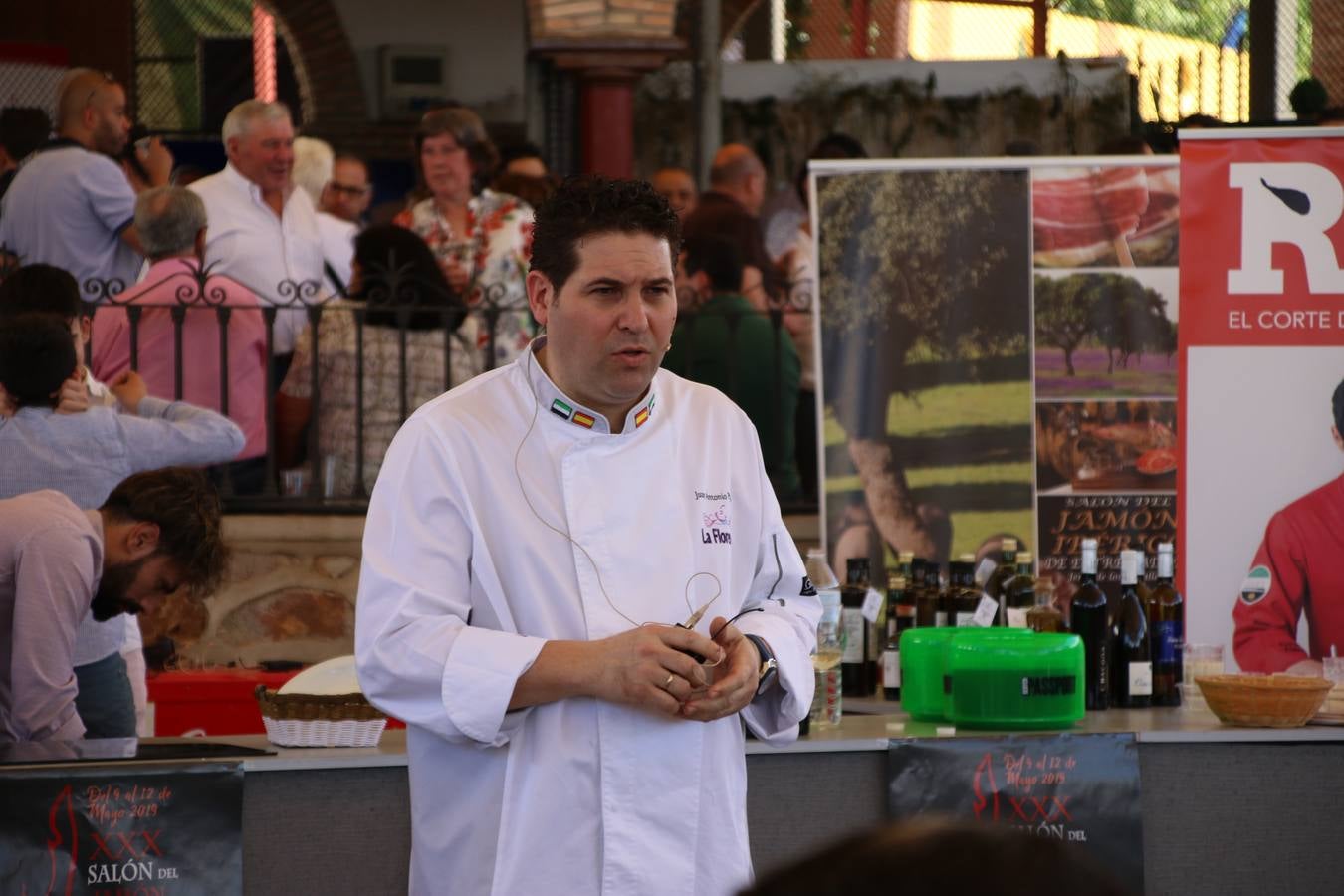 La plaza del recinto ferial de Jerez, escenario del XXX Salón del Jamón Ibérico, se ha llenado, esta mañana, de la excelencia de algunos de los productos más representativos de la gastronomía extremeña, entre ellos el manjar de la dehesa, con la celebración de las I Jornadas enogastronómicas, al frente de cuyo desarrollo ha estado el chef jerezano, Tomás Carbonero.