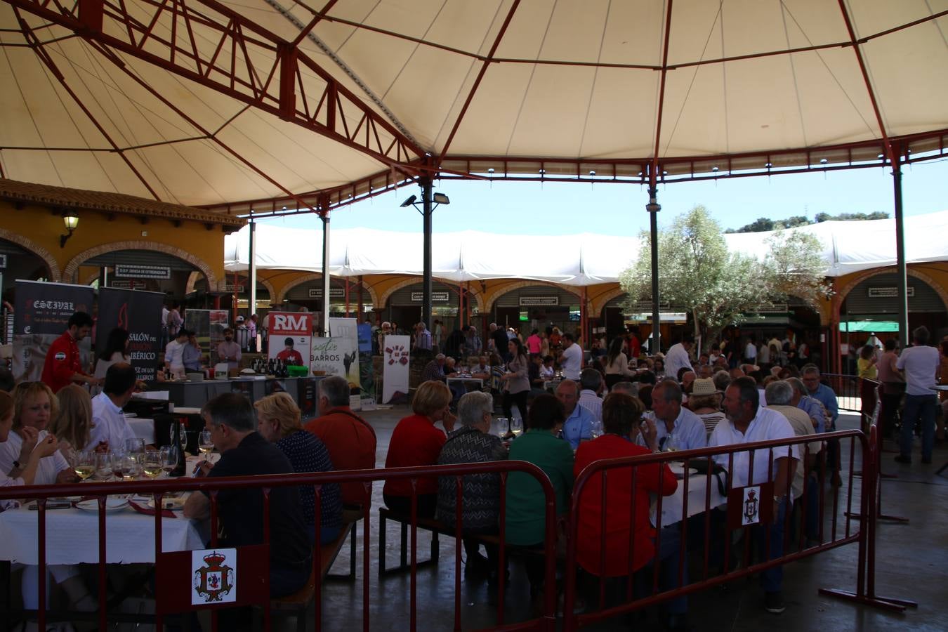 La plaza del recinto ferial de Jerez, escenario del XXX Salón del Jamón Ibérico, se ha llenado, esta mañana, de la excelencia de algunos de los productos más representativos de la gastronomía extremeña, entre ellos el manjar de la dehesa, con la celebración de las I Jornadas enogastronómicas, al frente de cuyo desarrollo ha estado el chef jerezano, Tomás Carbonero.