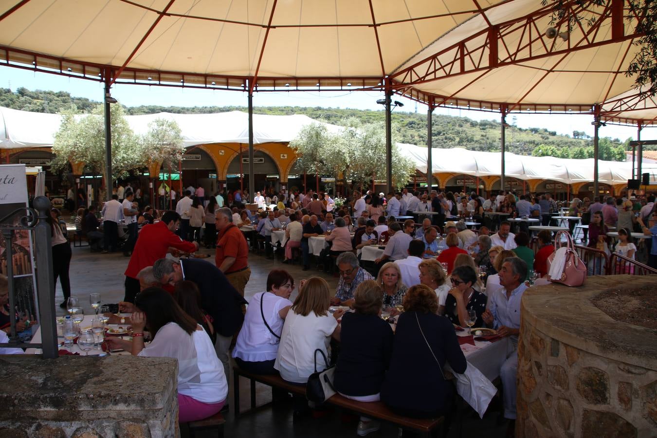 La plaza del recinto ferial de Jerez, escenario del XXX Salón del Jamón Ibérico, se ha llenado, esta mañana, de la excelencia de algunos de los productos más representativos de la gastronomía extremeña, entre ellos el manjar de la dehesa, con la celebración de las I Jornadas enogastronómicas, al frente de cuyo desarrollo ha estado el chef jerezano, Tomás Carbonero.