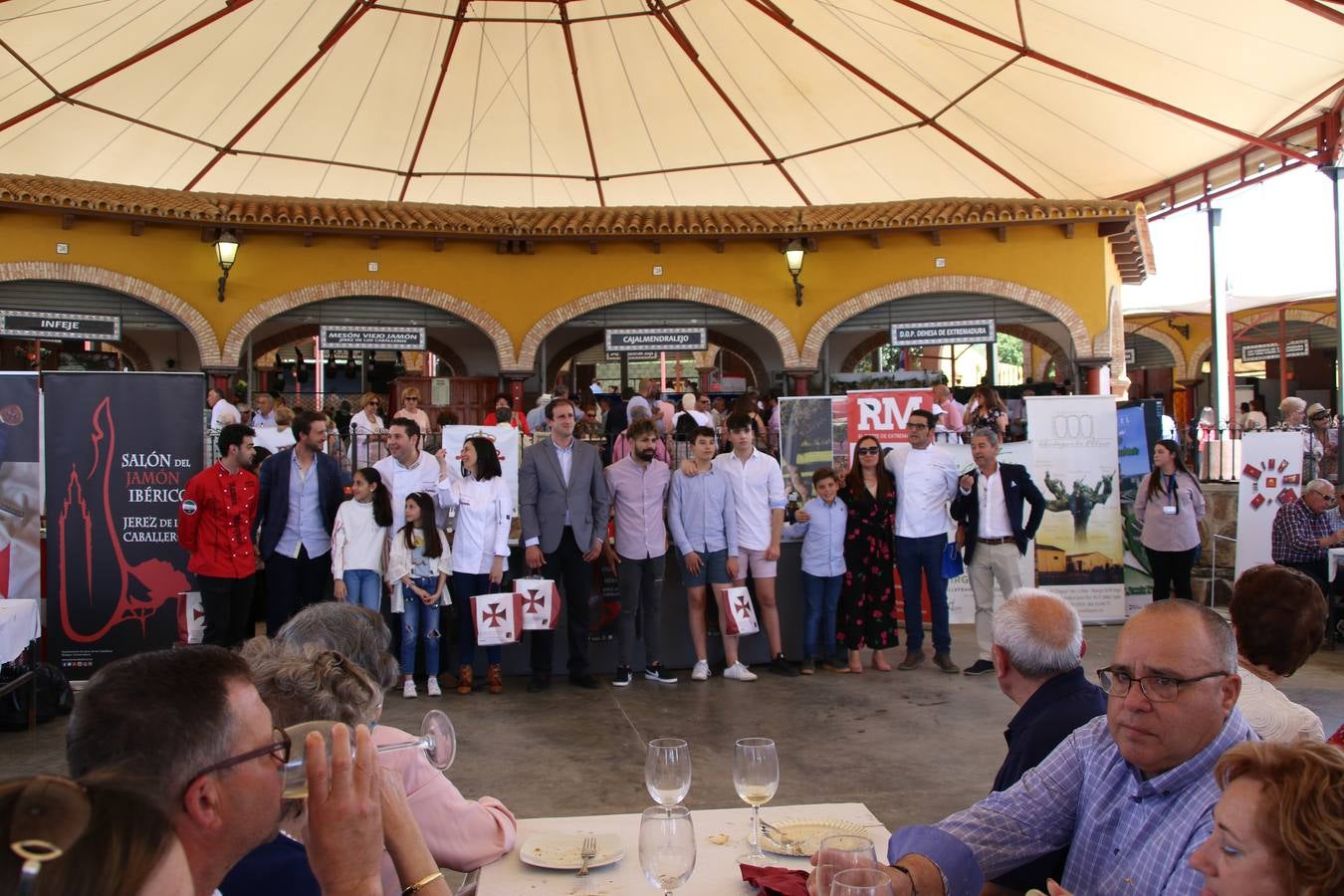 La plaza del recinto ferial de Jerez, escenario del XXX Salón del Jamón Ibérico, se ha llenado, esta mañana, de la excelencia de algunos de los productos más representativos de la gastronomía extremeña, entre ellos el manjar de la dehesa, con la celebración de las I Jornadas enogastronómicas, al frente de cuyo desarrollo ha estado el chef jerezano, Tomás Carbonero.