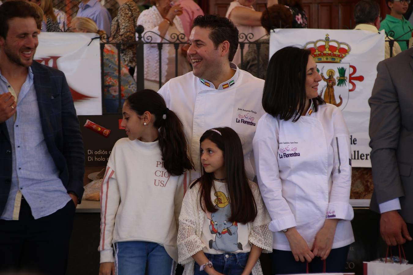 La plaza del recinto ferial de Jerez, escenario del XXX Salón del Jamón Ibérico, se ha llenado, esta mañana, de la excelencia de algunos de los productos más representativos de la gastronomía extremeña, entre ellos el manjar de la dehesa, con la celebración de las I Jornadas enogastronómicas, al frente de cuyo desarrollo ha estado el chef jerezano, Tomás Carbonero.