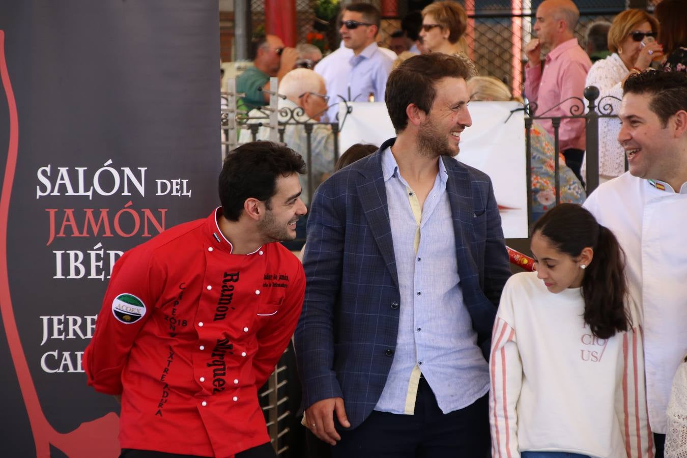 La plaza del recinto ferial de Jerez, escenario del XXX Salón del Jamón Ibérico, se ha llenado, esta mañana, de la excelencia de algunos de los productos más representativos de la gastronomía extremeña, entre ellos el manjar de la dehesa, con la celebración de las I Jornadas enogastronómicas, al frente de cuyo desarrollo ha estado el chef jerezano, Tomás Carbonero.