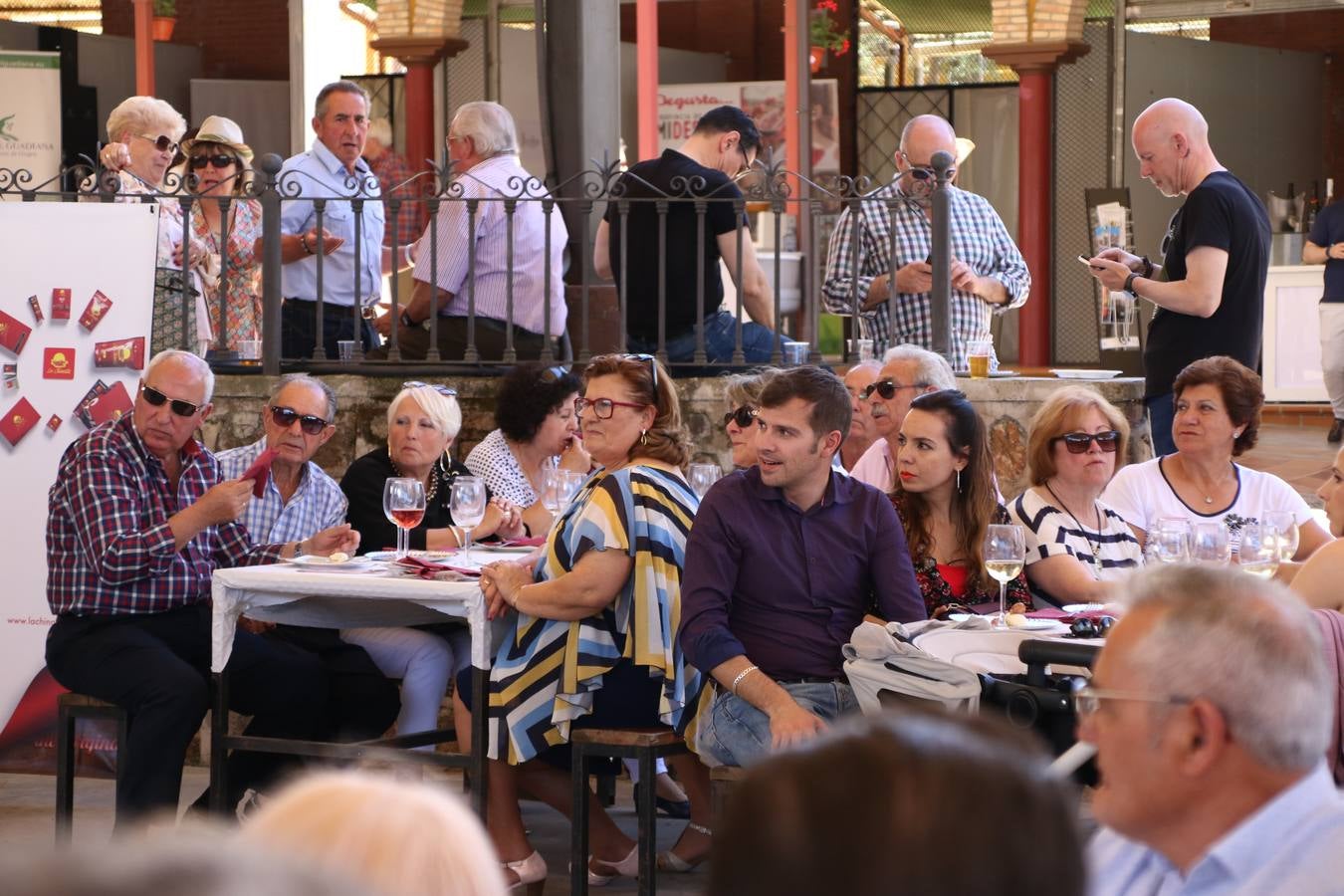 La plaza del recinto ferial de Jerez, escenario del XXX Salón del Jamón Ibérico, se ha llenado, esta mañana, de la excelencia de algunos de los productos más representativos de la gastronomía extremeña, entre ellos el manjar de la dehesa, con la celebración de las I Jornadas enogastronómicas, al frente de cuyo desarrollo ha estado el chef jerezano, Tomás Carbonero.
