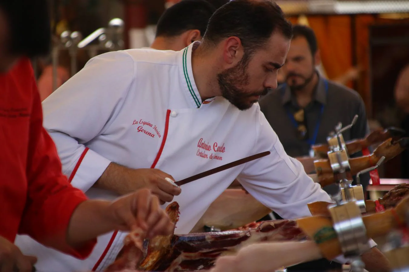 Antonio González Cardeno, de Cumbres Mayores (Huelva), se ha proclamado, esta mañana, ganador del Concurso Internacional de Cortadores. La cita, patrocinada por 'Vicoba & Eventos', ha contado, en esta XII edición, con la participación de 6 cortadores, procedentes de distintos puntos de Extremadura, Andalucía, Castilla La Mancha, y Canarias. El 'cuchillo de plata' ha sido para Álvaro Diezma Gil, de Consuegra (Toledo), mientras que el 'cuchillo de bronce' ha correspondido a Ramón Márquez León, de Oliva de la Frontera. El premio al mejor plato creativo ha sido para Antonio Jesús Alfonso Canelo, de Gerena (Sevilla).