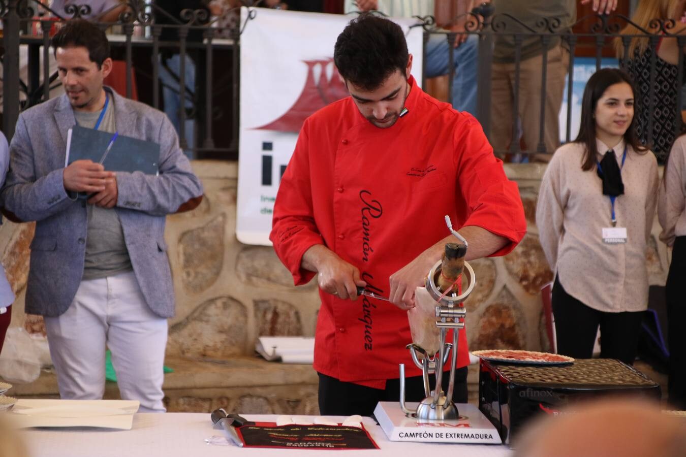 Antonio González Cardeno, de Cumbres Mayores (Huelva), se ha proclamado, esta mañana, ganador del Concurso Internacional de Cortadores. La cita, patrocinada por 'Vicoba & Eventos', ha contado, en esta XII edición, con la participación de 6 cortadores, procedentes de distintos puntos de Extremadura, Andalucía, Castilla La Mancha, y Canarias. El 'cuchillo de plata' ha sido para Álvaro Diezma Gil, de Consuegra (Toledo), mientras que el 'cuchillo de bronce' ha correspondido a Ramón Márquez León, de Oliva de la Frontera. El premio al mejor plato creativo ha sido para Antonio Jesús Alfonso Canelo, de Gerena (Sevilla).