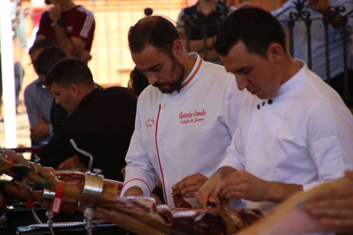 Antonio González Cardeno, de Cumbres Mayores (Huelva), se ha proclamado, esta mañana, ganador del Concurso Internacional de Cortadores. La cita, patrocinada por 'Vicoba & Eventos', ha contado, en esta XII edición, con la participación de 6 cortadores, procedentes de distintos puntos de Extremadura, Andalucía, Castilla La Mancha, y Canarias. El 'cuchillo de plata' ha sido para Álvaro Diezma Gil, de Consuegra (Toledo), mientras que el 'cuchillo de bronce' ha correspondido a Ramón Márquez León, de Oliva de la Frontera. El premio al mejor plato creativo ha sido para Antonio Jesús Alfonso Canelo, de Gerena (Sevilla).