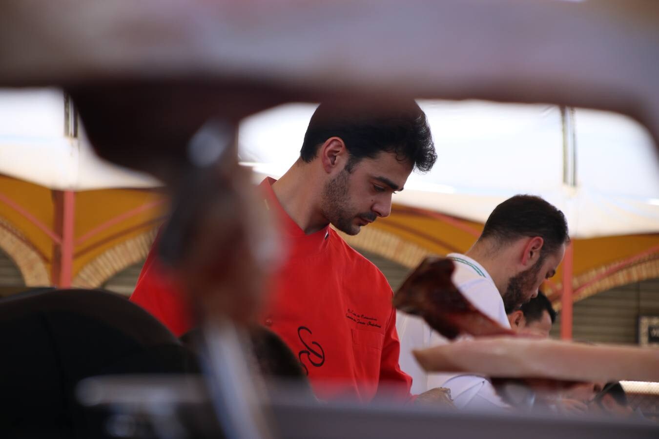 Antonio González Cardeno, de Cumbres Mayores (Huelva), se ha proclamado, esta mañana, ganador del Concurso Internacional de Cortadores. La cita, patrocinada por 'Vicoba & Eventos', ha contado, en esta XII edición, con la participación de 6 cortadores, procedentes de distintos puntos de Extremadura, Andalucía, Castilla La Mancha, y Canarias. El 'cuchillo de plata' ha sido para Álvaro Diezma Gil, de Consuegra (Toledo), mientras que el 'cuchillo de bronce' ha correspondido a Ramón Márquez León, de Oliva de la Frontera. El premio al mejor plato creativo ha sido para Antonio Jesús Alfonso Canelo, de Gerena (Sevilla).