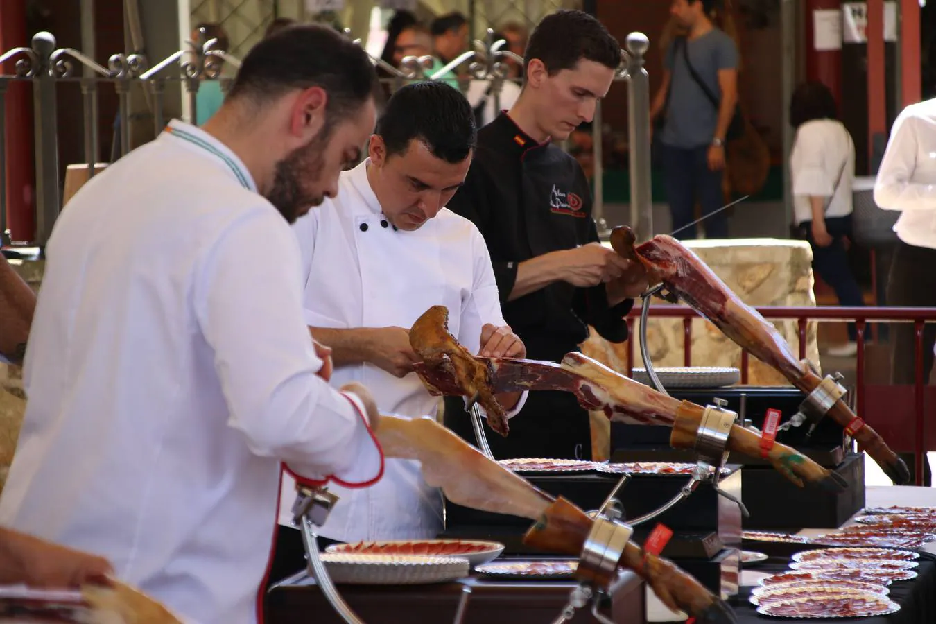 Antonio González Cardeno, de Cumbres Mayores (Huelva), se ha proclamado, esta mañana, ganador del Concurso Internacional de Cortadores. La cita, patrocinada por 'Vicoba & Eventos', ha contado, en esta XII edición, con la participación de 6 cortadores, procedentes de distintos puntos de Extremadura, Andalucía, Castilla La Mancha, y Canarias. El 'cuchillo de plata' ha sido para Álvaro Diezma Gil, de Consuegra (Toledo), mientras que el 'cuchillo de bronce' ha correspondido a Ramón Márquez León, de Oliva de la Frontera. El premio al mejor plato creativo ha sido para Antonio Jesús Alfonso Canelo, de Gerena (Sevilla).