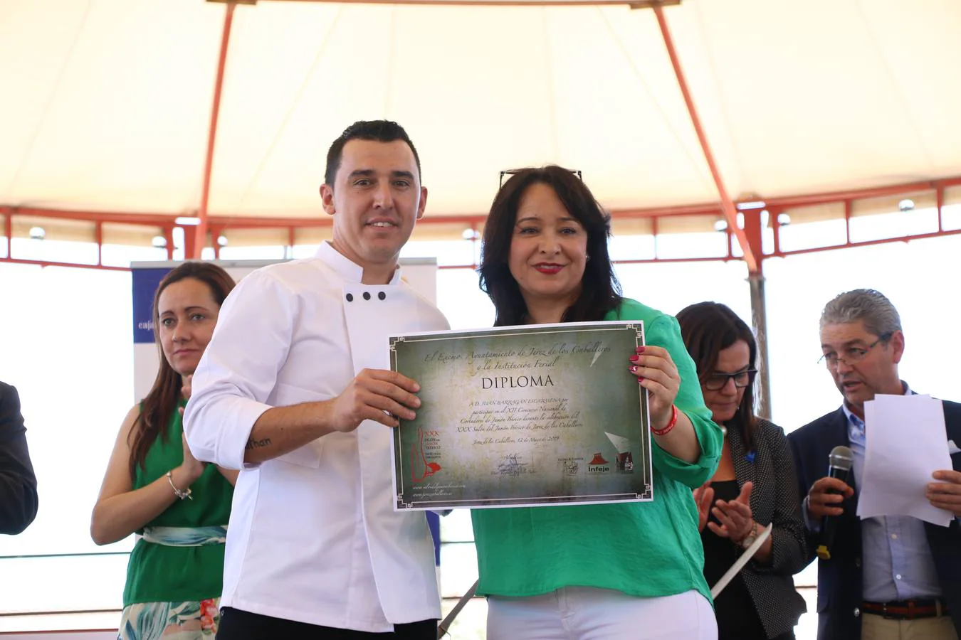 Antonio González Cardeno, de Cumbres Mayores (Huelva), se ha proclamado, esta mañana, ganador del Concurso Internacional de Cortadores. La cita, patrocinada por 'Vicoba & Eventos', ha contado, en esta XII edición, con la participación de 6 cortadores, procedentes de distintos puntos de Extremadura, Andalucía, Castilla La Mancha, y Canarias. El 'cuchillo de plata' ha sido para Álvaro Diezma Gil, de Consuegra (Toledo), mientras que el 'cuchillo de bronce' ha correspondido a Ramón Márquez León, de Oliva de la Frontera. El premio al mejor plato creativo ha sido para Antonio Jesús Alfonso Canelo, de Gerena (Sevilla).