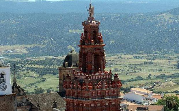La torre de San Miguel luce su belleza barroca tras su restauración