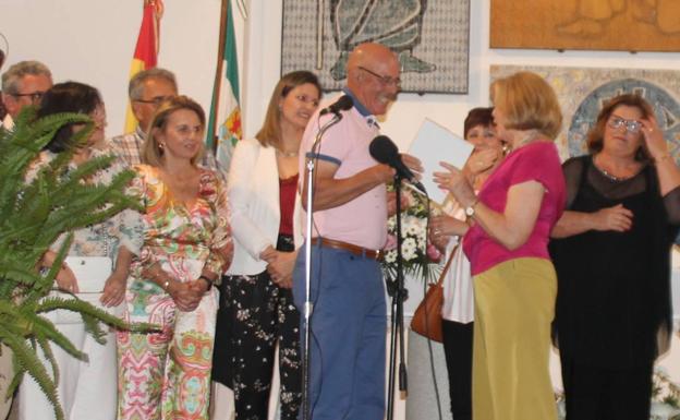 Rafael Barrena Martínez, recibiendo un obsequio de manos de Ana María García, una de las personas qe ha pregonado las fiestas de San Isidro.