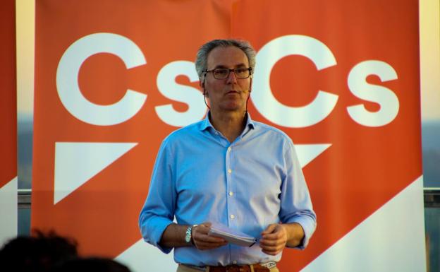 Carlos Boza en su presentación. 