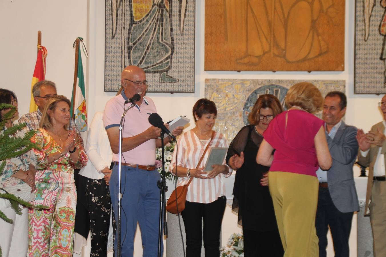 La Bazana dedicó anoche, en el punto de partida de sus fiestas, un afectuoso, merecido y emotivo reconocimiento a Rafael Barrena Martínez, miembro de la primera generación de bazaneros que vio la luz en este pueblo de colonización, situado a orillas del río Ardila. Persona afable, luchadora, conciliadora, incansable trabajador por la preservación de tradiciones y de la memoria de La Bazana y abanderado de su identidad, su unión y cordialidad, recibió el cariño de su pueblo en el preámbulo del pregón de sus fiestas, acto que también se ha ocupado de poner en valor desde 1998.
