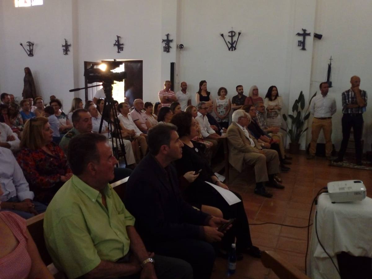 La Bazana dedicó anoche, en el punto de partida de sus fiestas, un afectuoso, merecido y emotivo reconocimiento a Rafael Barrena Martínez, miembro de la primera generación de bazaneros que vio la luz en este pueblo de colonización, situado a orillas del río Ardila. Persona afable, luchadora, conciliadora, incansable trabajador por la preservación de tradiciones y de la memoria de La Bazana y abanderado de su identidad, su unión y cordialidad, recibió el cariño de su pueblo en el preámbulo del pregón de sus fiestas, acto que también se ha ocupado de poner en valor desde 1998.