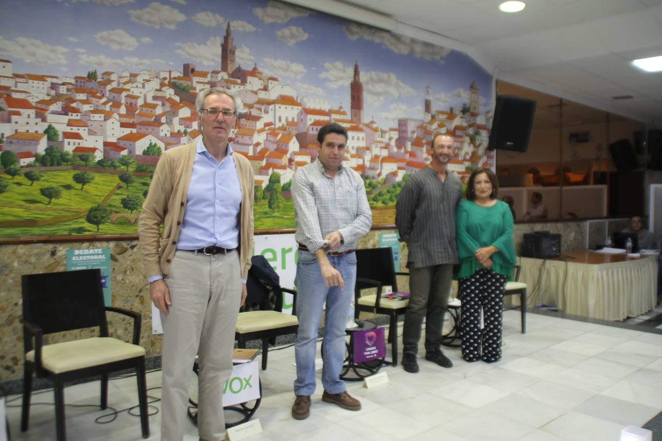 El ejercicio democrático, la exposición de proyectos y medidas para la gestión municipal, evitar la despoblación, mejorar el bienestar social de la ciudadanía, la creación de empleo y vivienda y la defensa de la libertad de expresión, centraron el debate electoral organizado por Jerez Plural y celebrado anoche en uno de los salones del Hotel 'Oasis', lleno de público. Los candidatos a la Alcaldía de Jerez de los Caballeros por: PP, Francisca Rosa Romero; Ciudadanos, Carlos Boza Antón; Unidas Podemos, Juan Carlos Santana Fernández y Vox, Manuel Sánchez De San Vicente, fueron los protagonistas de esta cita novedosa, abierta al debate público entre las distintas formaciones políticas que concurren a las elecciones municipales del próximo 26 de mayo y en la que el único partido ausente fue el PSOE, y su candidata, Virginia Borrallo Rubio.