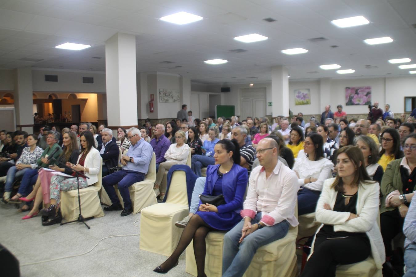 El ejercicio democrático, la exposición de proyectos y medidas para la gestión municipal, evitar la despoblación, mejorar el bienestar social de la ciudadanía, la creación de empleo y vivienda y la defensa de la libertad de expresión, centraron el debate electoral organizado por Jerez Plural y celebrado anoche en uno de los salones del Hotel 'Oasis', lleno de público. Los candidatos a la Alcaldía de Jerez de los Caballeros por: PP, Francisca Rosa Romero; Ciudadanos, Carlos Boza Antón; Unidas Podemos, Juan Carlos Santana Fernández y Vox, Manuel Sánchez De San Vicente, fueron los protagonistas de esta cita novedosa, abierta al debate público entre las distintas formaciones políticas que concurren a las elecciones municipales del próximo 26 de mayo y en la que el único partido ausente fue el PSOE, y su candidata, Virginia Borrallo Rubio.